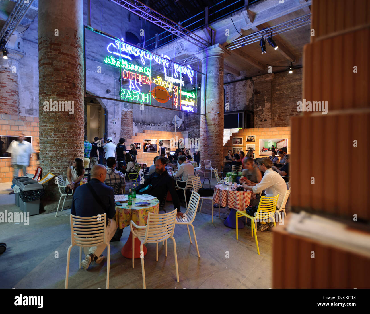 Venedig Biennale 2012, Gemeinsamkeit, Venedig, Italien. Architekt: Verschiedene, 2012. Torre David / Gran Horizonte, Installation von Urba Stockfoto