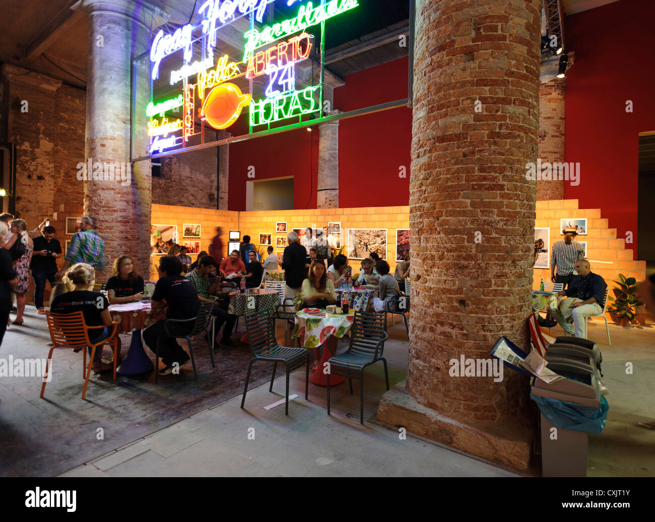 Venedig Biennale 2012, Gemeinsamkeit, Venedig, Italien. Architekt: Verschiedene, 2012. Torre David / Gran Horizonte, Installation von Urba Stockfoto