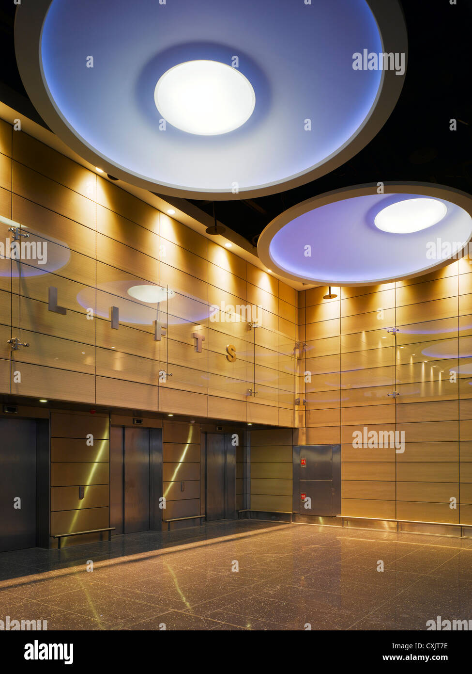 Check-In-Anlage, Dublin Airport, Dublin, Irland. Architekt: Moloney O'Beirne Architects, 2012. Ansicht von künstlicher Beleuchtung ab Stockfoto