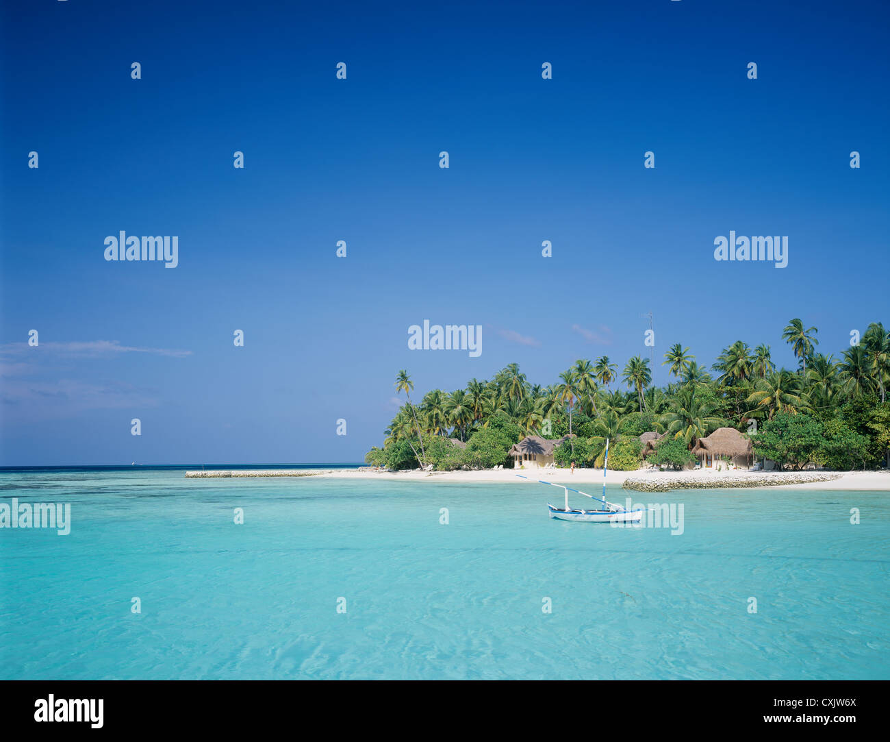 Weißes Boot schwimmend in der Nähe von Makunudou Insel Stockfoto