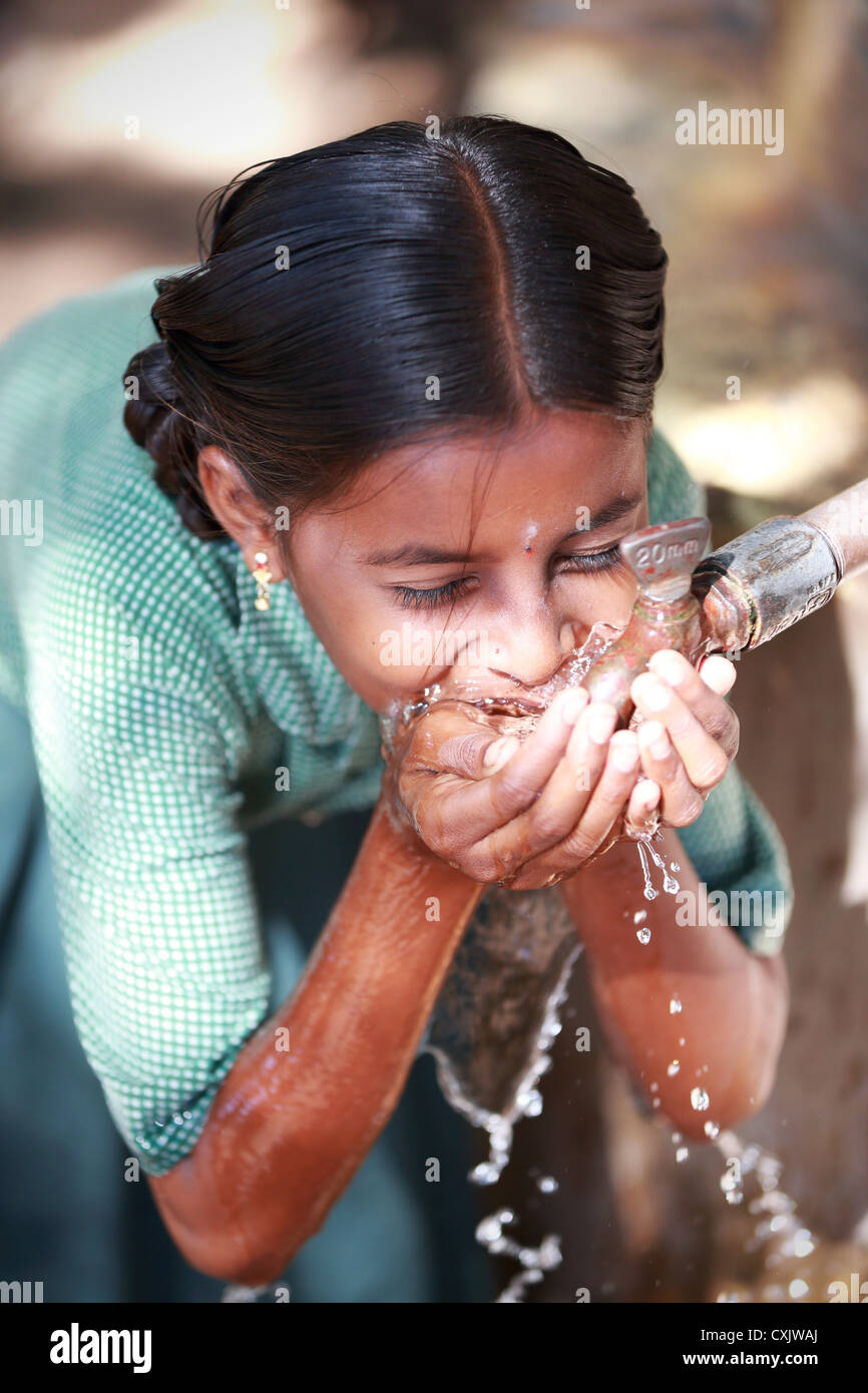 Junge Inderin Trinkwasser Andhra Pradesh in Indien Stockfoto