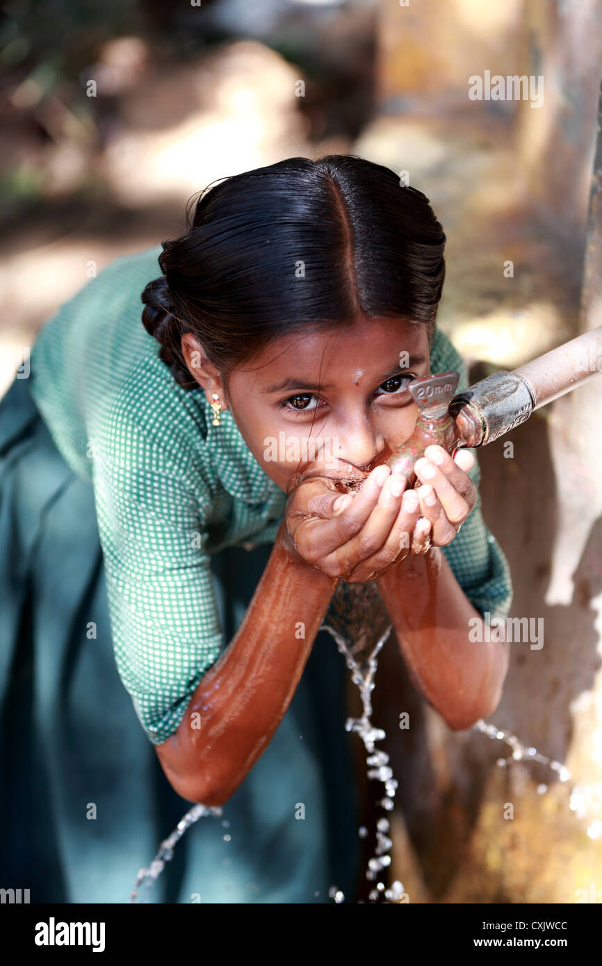 Junge Inderin Trinkwasser Andhra Pradesh in Indien Stockfoto