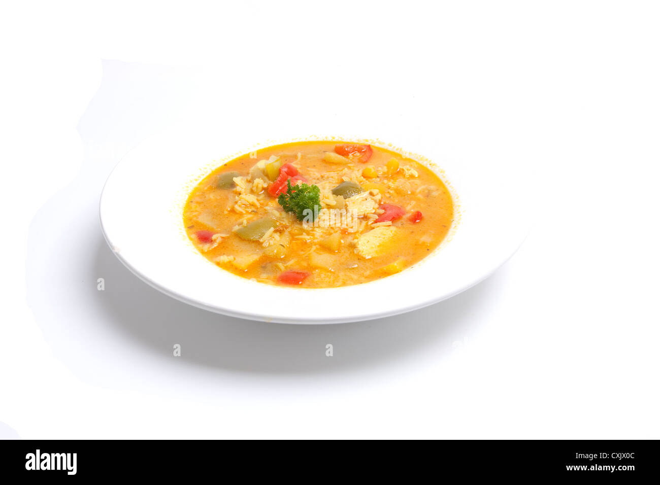 Lecker Hühnchen-Curry in einem tiefen Teller Stockfoto