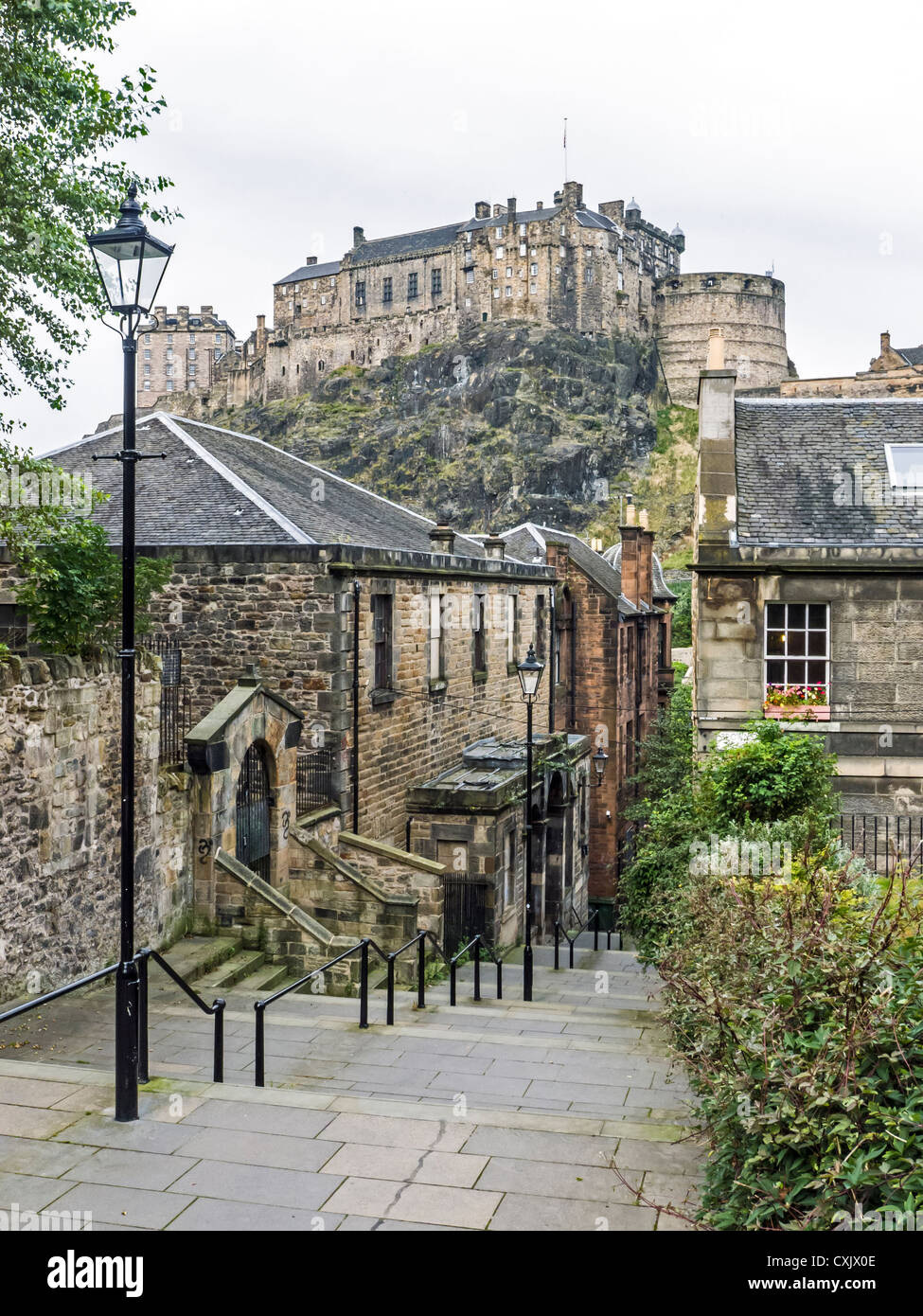 Edinburgh Castle und die Vennel von Browns Ort im schottischen Edinburgh mit jüdischen Tempel Eingang links gesehen. Stockfoto