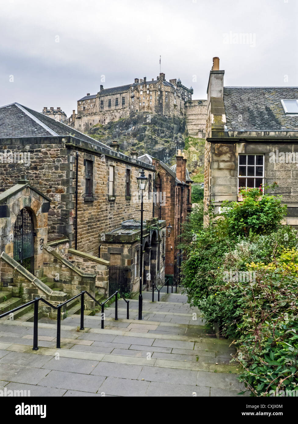 Edinburgh Castle und die Vennel von Browns Ort im schottischen Edinburgh mit jüdischen Tempel Eingang links gesehen. Stockfoto