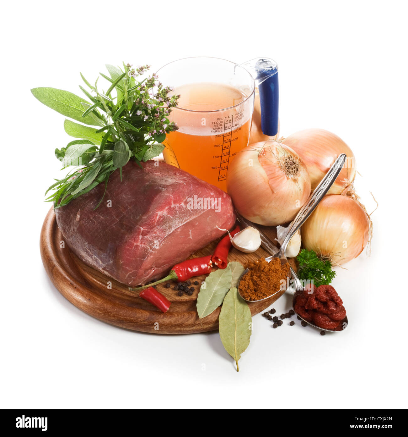 Fleisch und Zutaten für Gulasch auf Schneidebrett, close-up, weißer Hintergrund Stockfoto