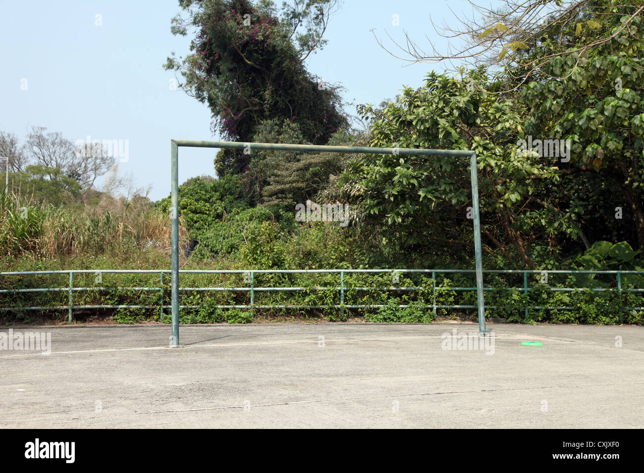 Es ist ein Foto von dem Ziel, ein Straßenfußball-Spielplatz in der Nähe eines Dorfes. Es gibt einen Wald hinter und niemand im Rahmen. Sport Stockfoto