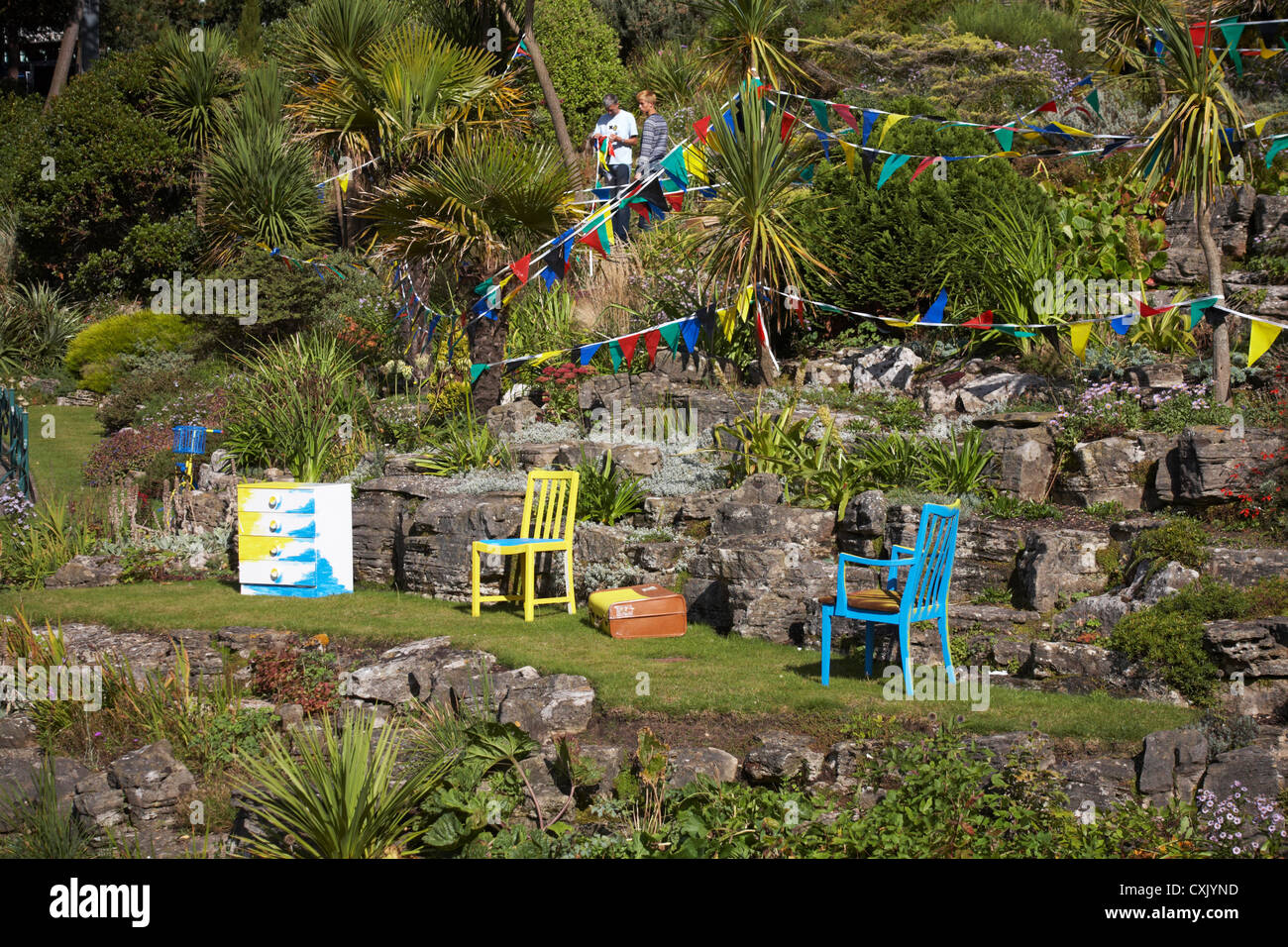 Gelb und blau bemalten Stühlen, Schrank und Stamm in den Gärten, Teil der philosophischen Bournemouth durch Sea Festival. Stockfoto