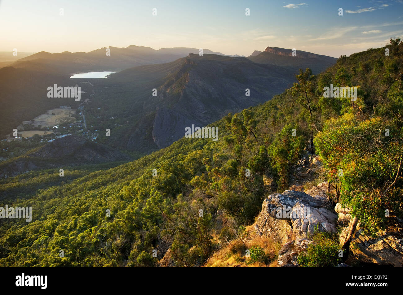 Blick über die Grampians und Halls Gap im Morgenlicht. Stockfoto