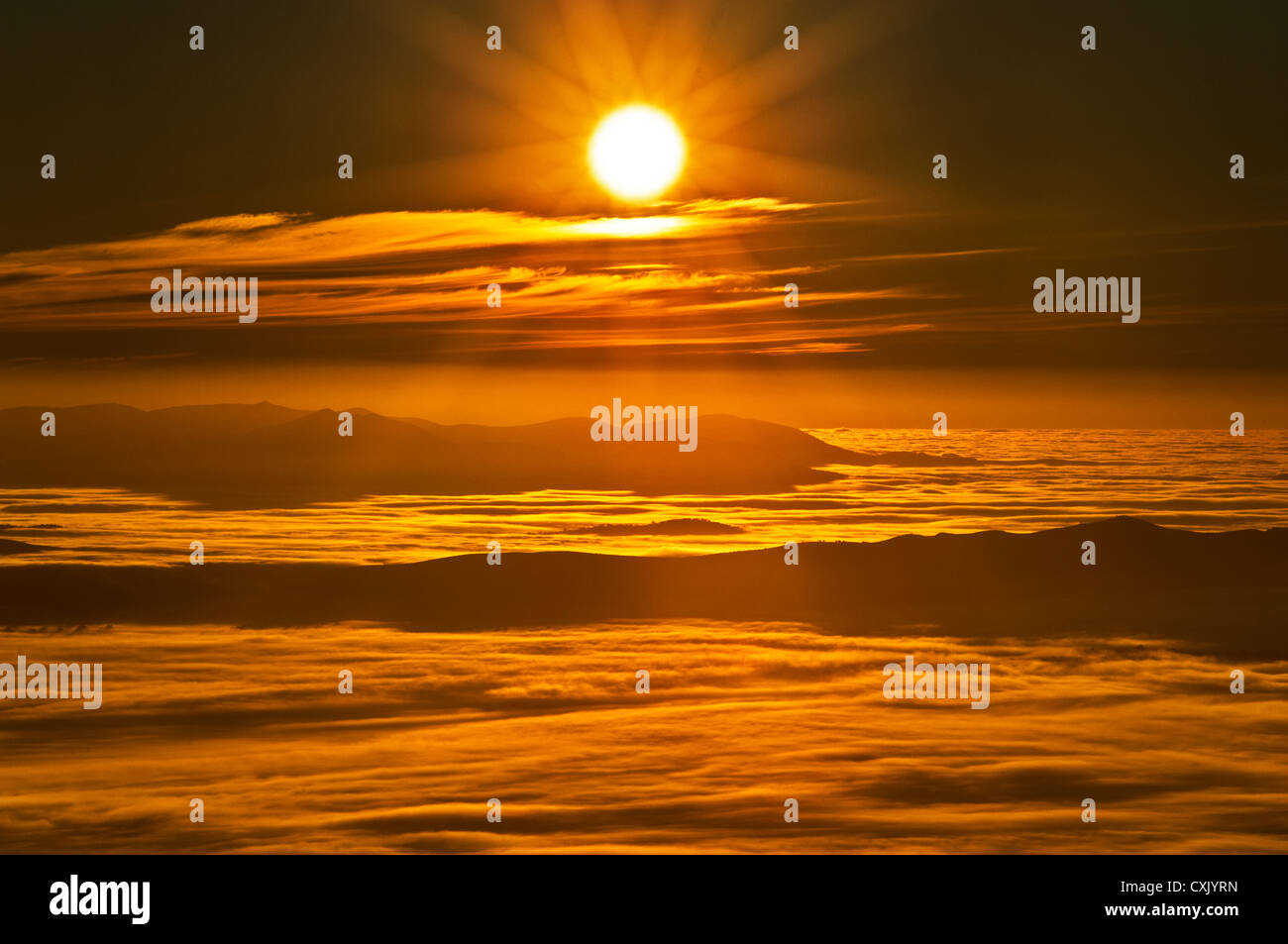 Sonnenaufgang über den Wolken in den Bergen des Grampians National Park. Stockfoto