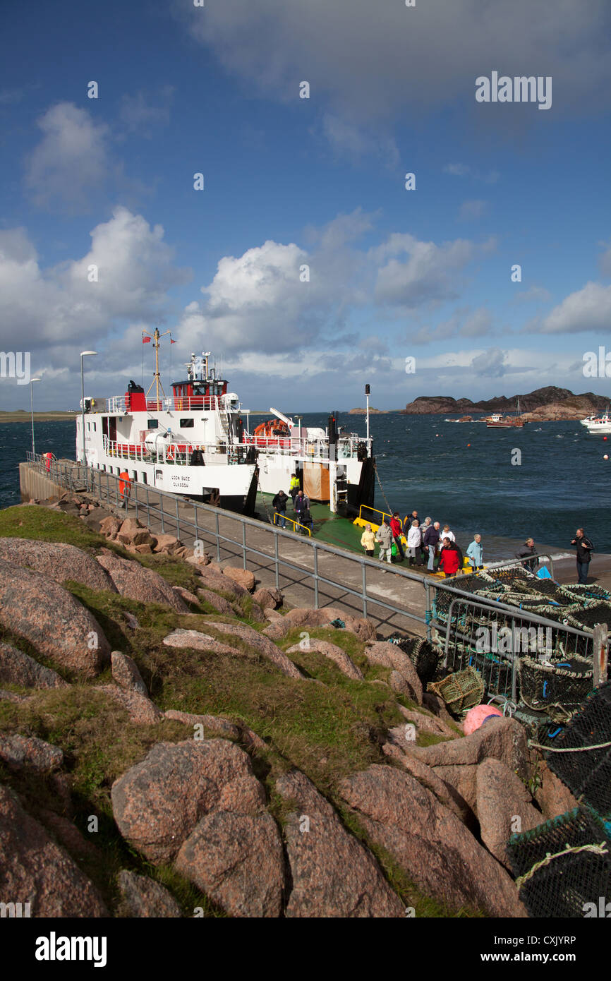 Isle of Mull, Schottland. Malerische Aussicht auf den Mull, Iona CalMac ferry "Loch Buie" am Fionnphort Steg festgemacht. Stockfoto