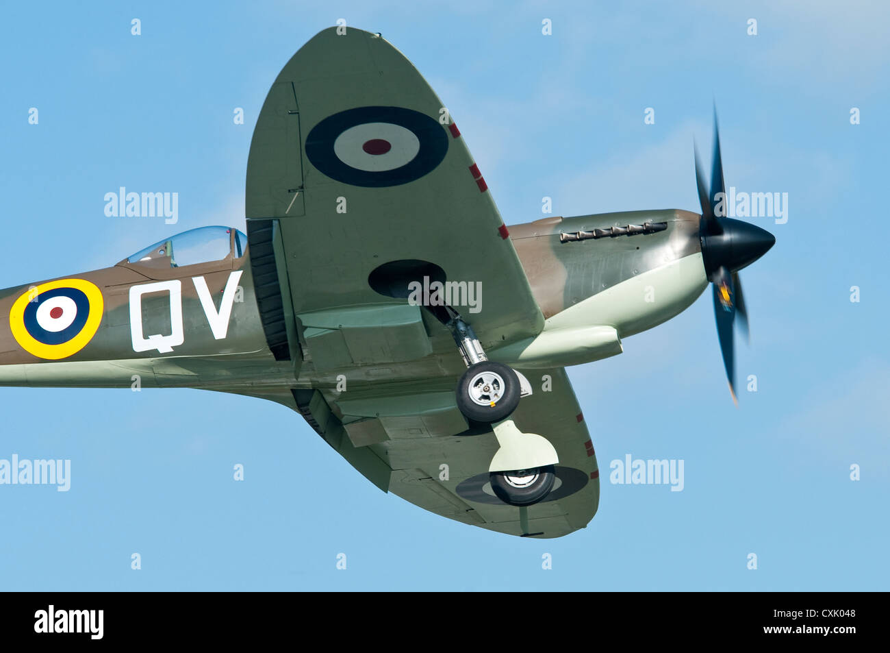 Spitfire mit Fahrwerk hinunter ins Land kommen Stockfoto