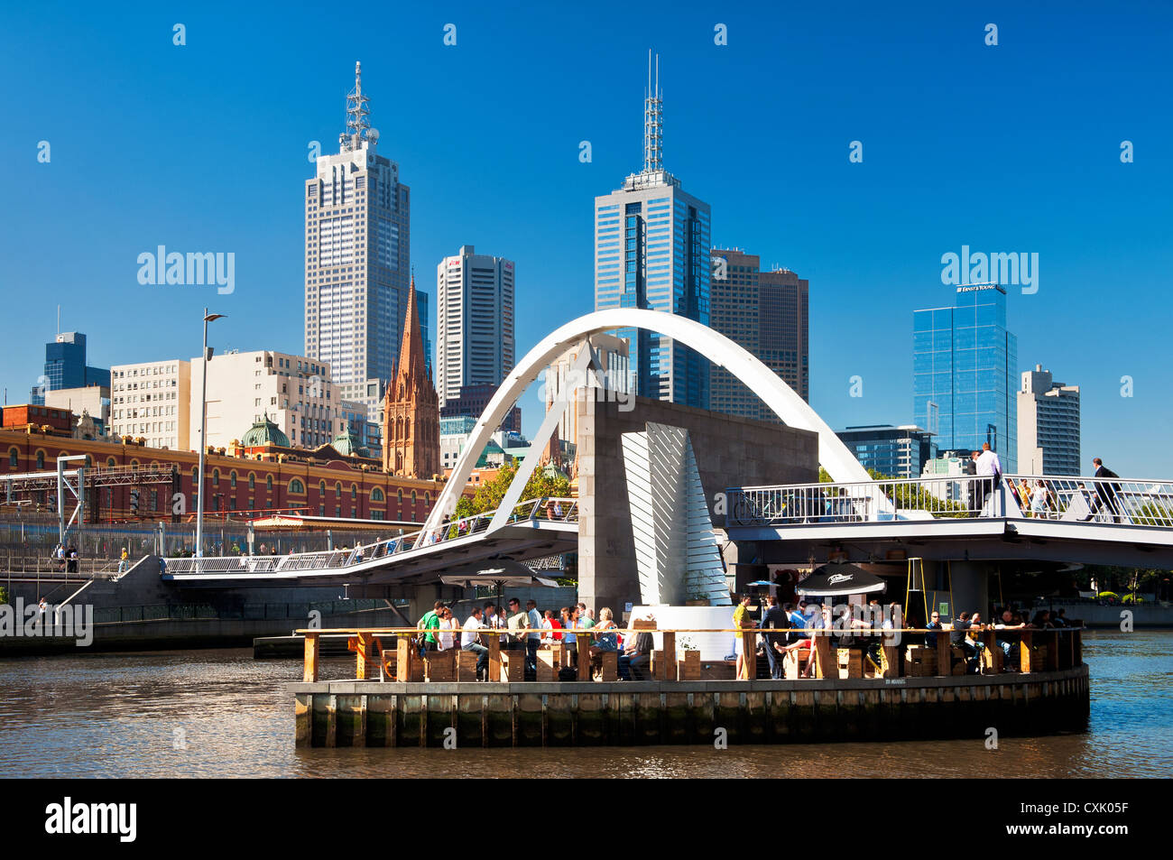 Skyline von Melbourne und Fußgängerbrücke am Yarra River. Stockfoto