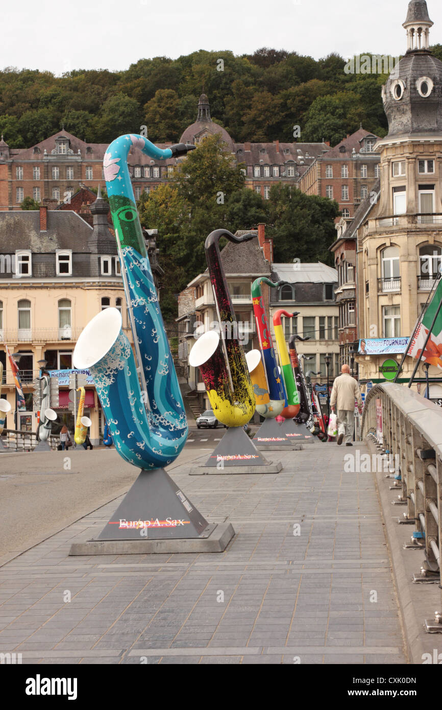 Farbenfrohe Nachbildung Saxophone auf der Brücke über die Maas bei Dinant Wallonien Belgien Stockfoto