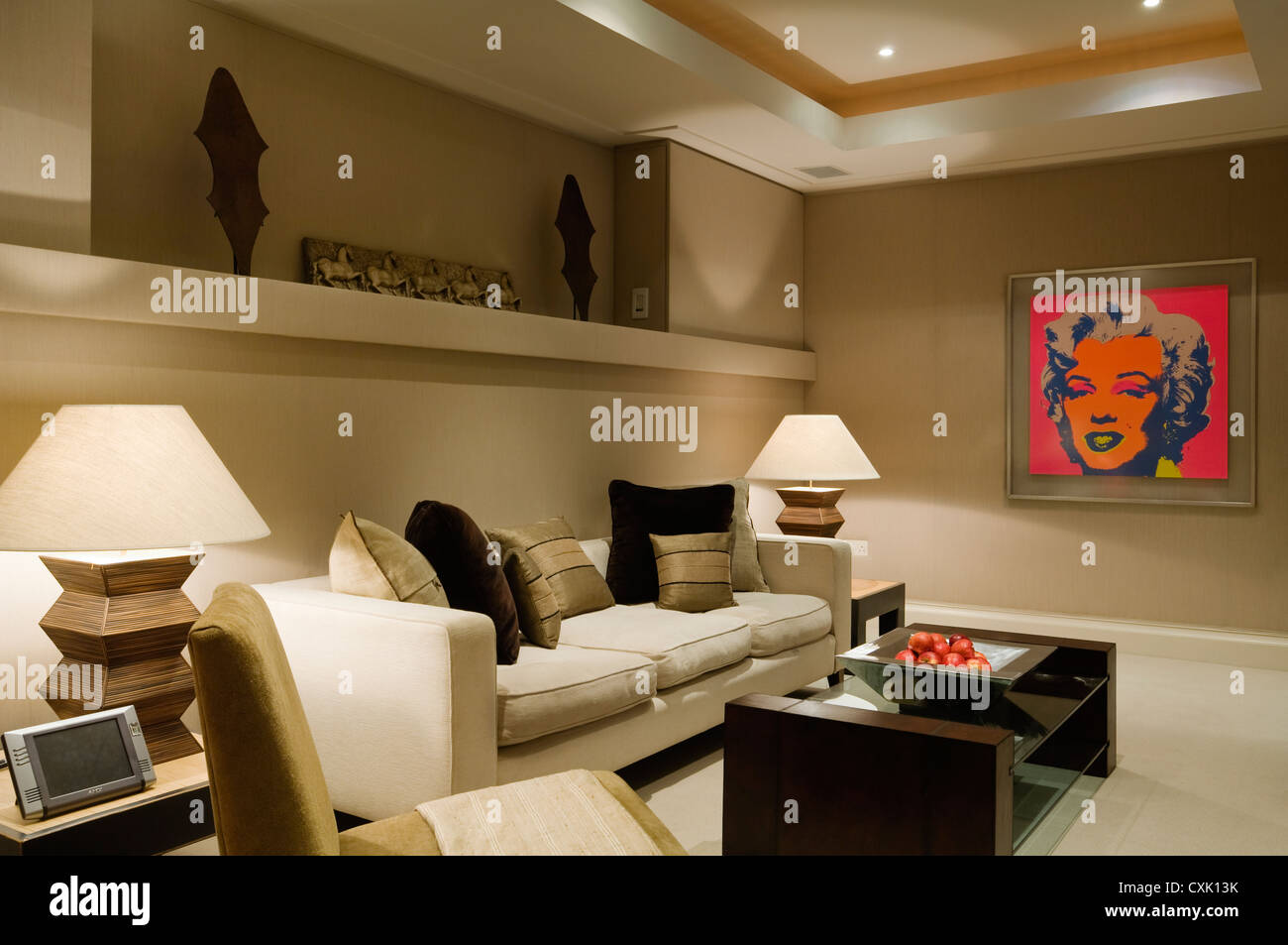 Farbe Innenraum Wohnzimmer sitzen Möbel Kunstwerk Sofa Kissen weich Einrichtung leuchtet Lampe Nacht Heimkino Entspannung Stockfoto