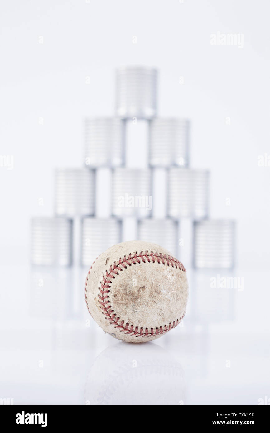 Baseball und Blechdosen Stockfoto