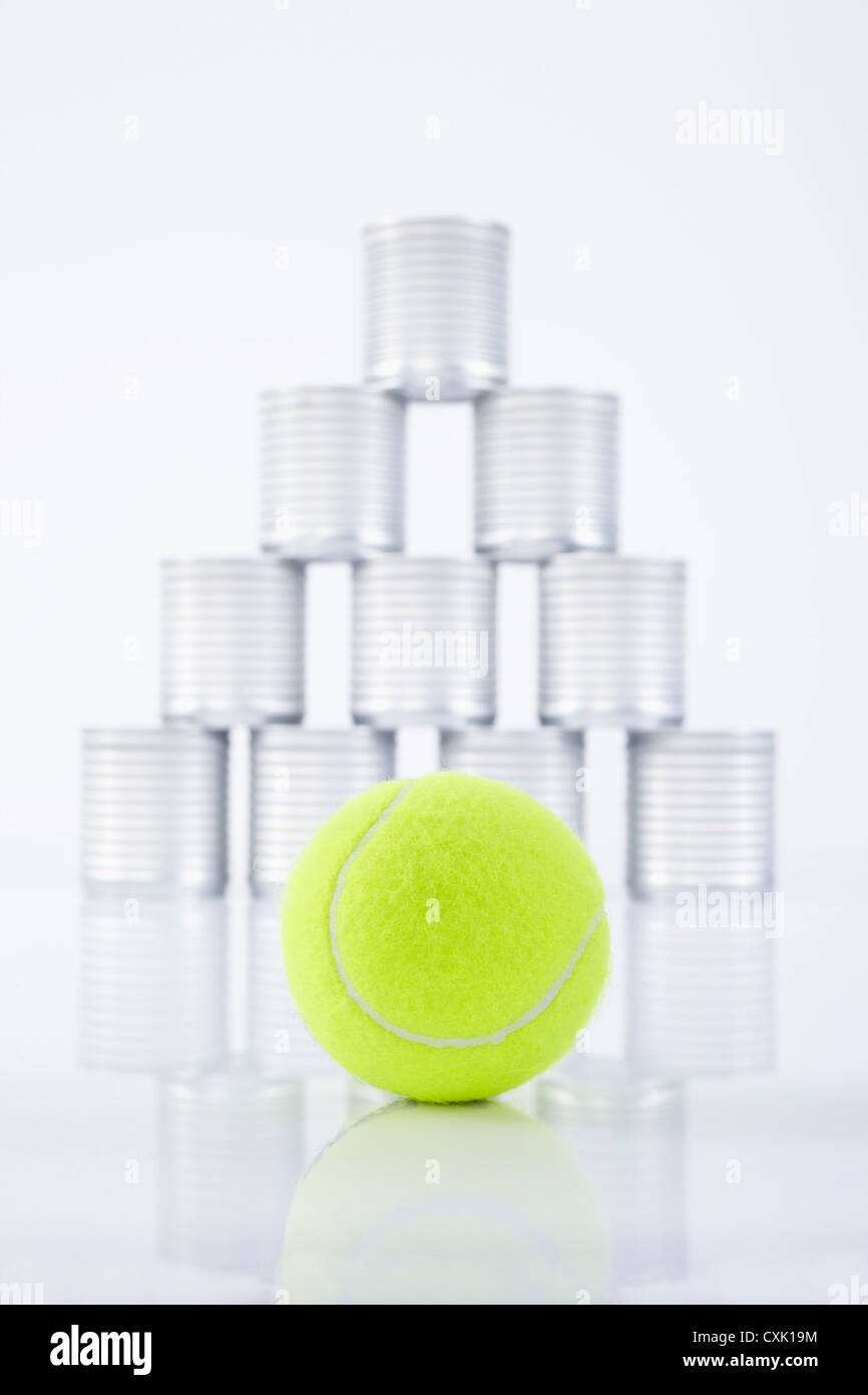 Tennisball und Blechdosen Stockfoto