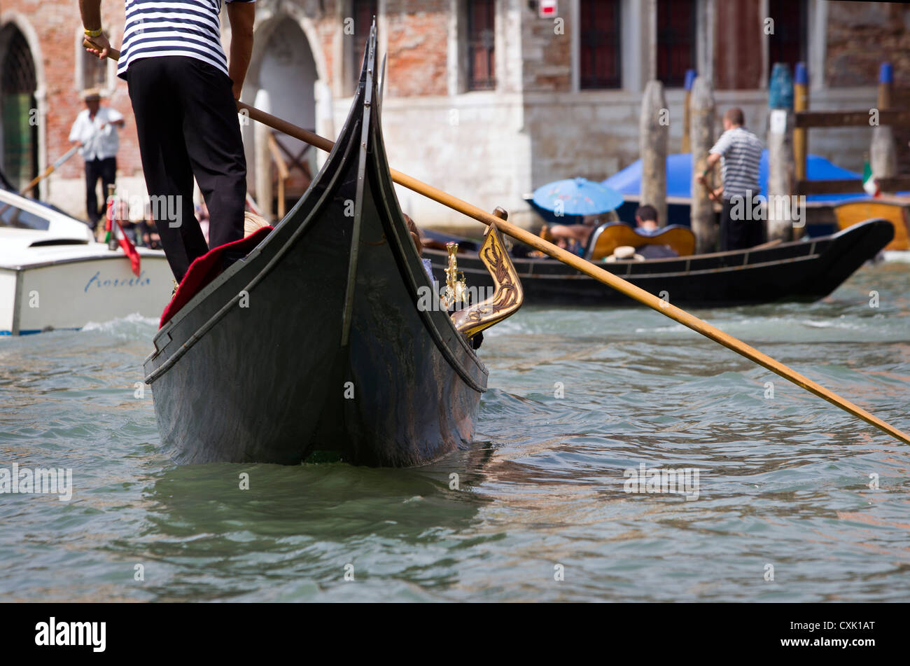 Gondoliere schiebenden einer Gondel in Venedig, Italien Stockfoto