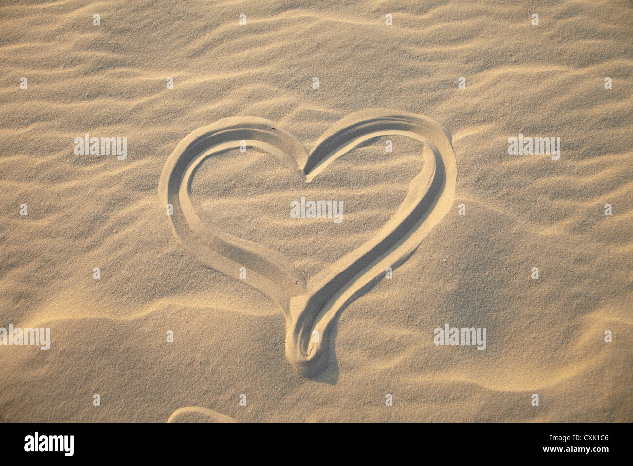 Herz-Zeichnung auf Sand, Biscarrosse, Landes, Aquitanien, Frankreich Stockfoto