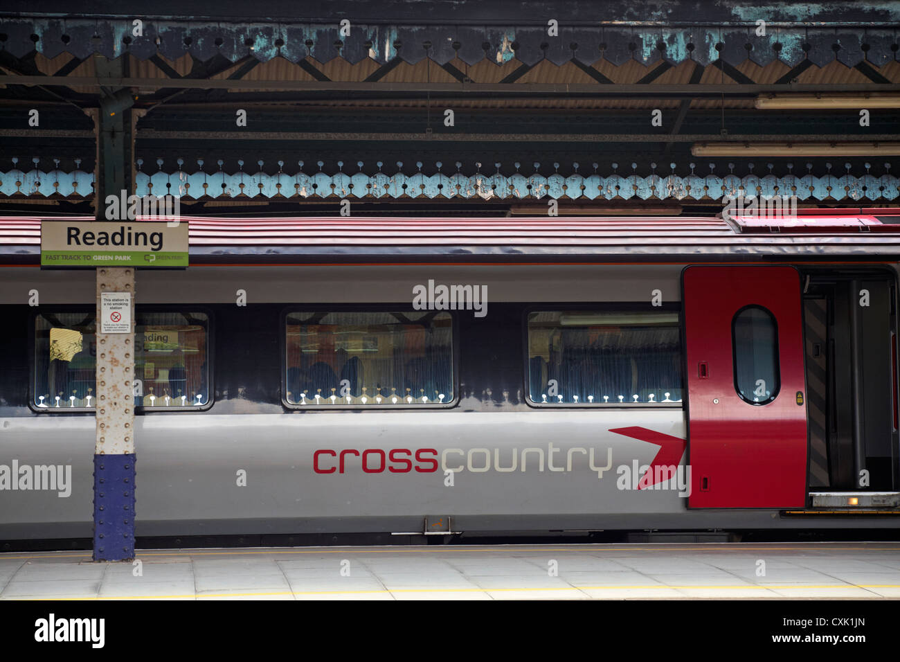 Der Cross Country-Zug hielt im Juli am Bahnhof Reading in Reading, Berkshire, Großbritannien Stockfoto