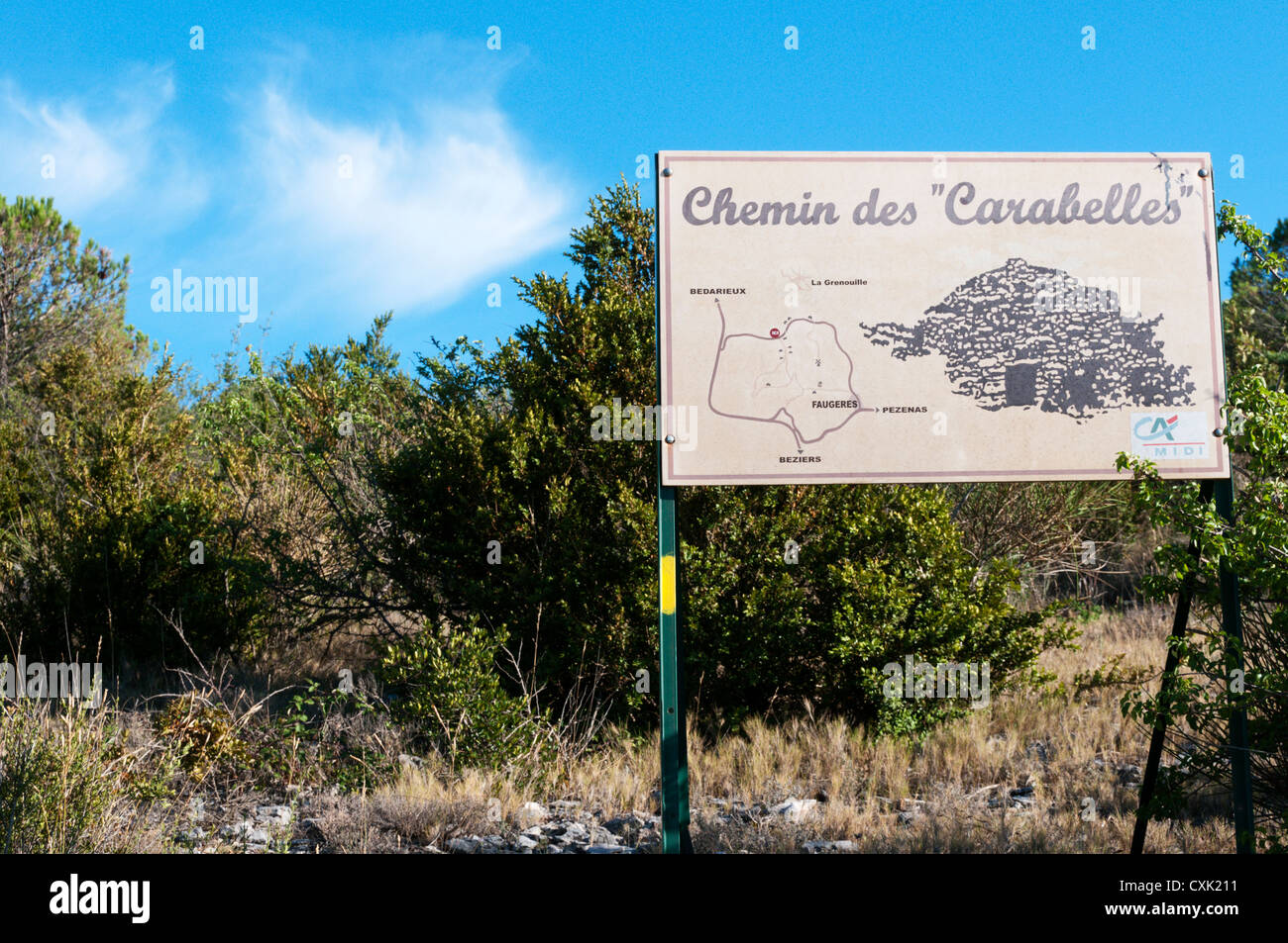 Ein Zeichen für den Chemin des Carabelles im Parc Naturel Régional du Haut-Languedoc in der Nähe von Faugères. Stockfoto