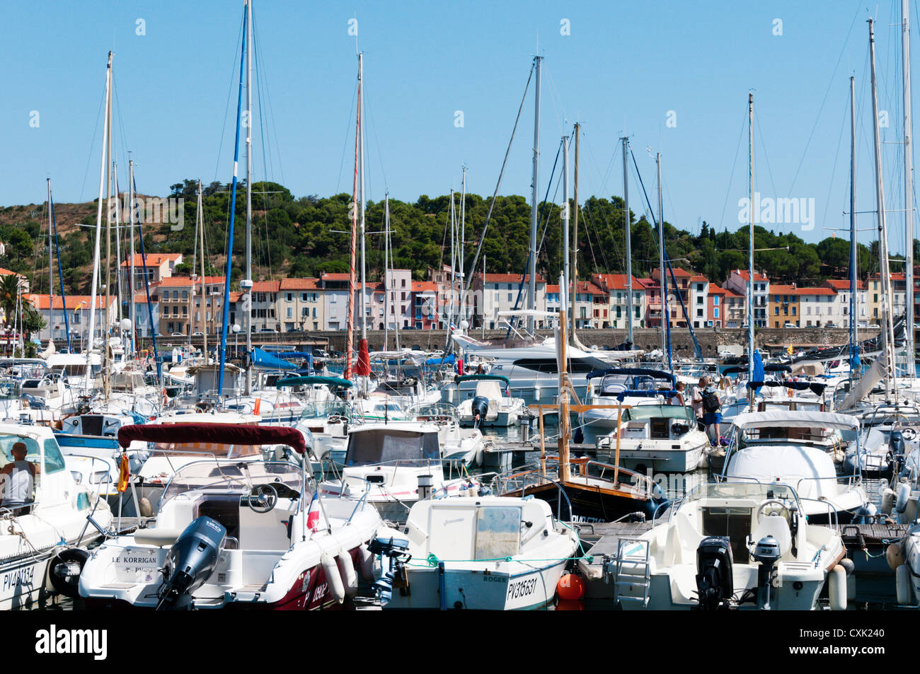 Boote im Hafen der kleinen französischen Stadt Port Vendres nahe der Grenze zu Spanien überfüllt. Stockfoto