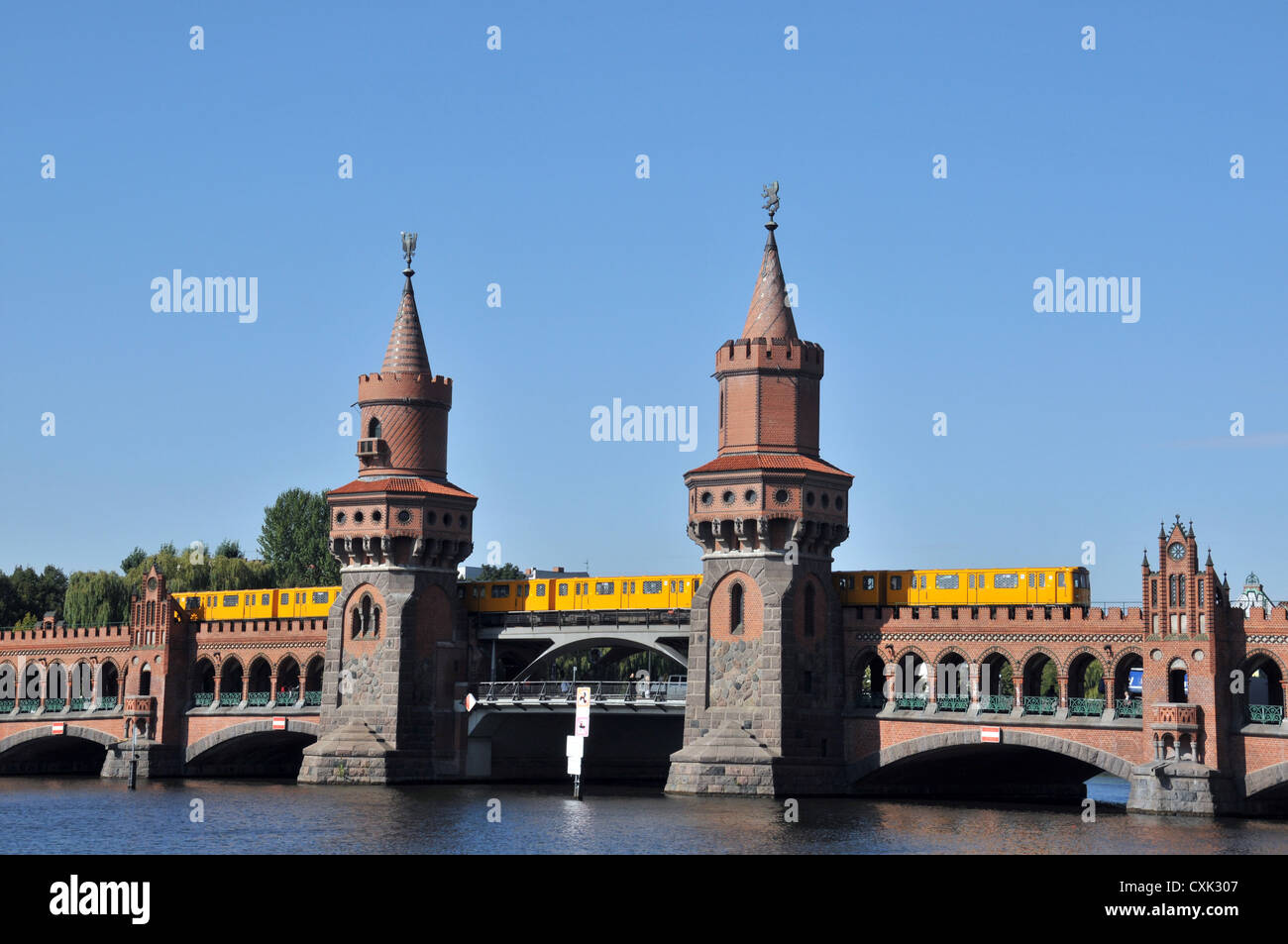 Oberbaumbrücke an der Spree Berlin Deutschland Stockfoto