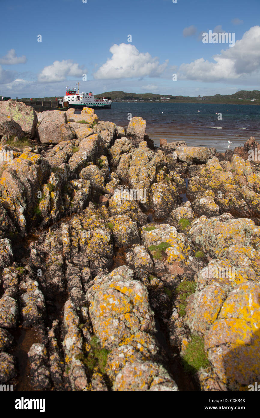 Isle of Mull, Schottland. Die Ufer des Fionnphort mit Mull, Iona CalMac ferry "Loch Buie" am Steg festgemacht. Stockfoto