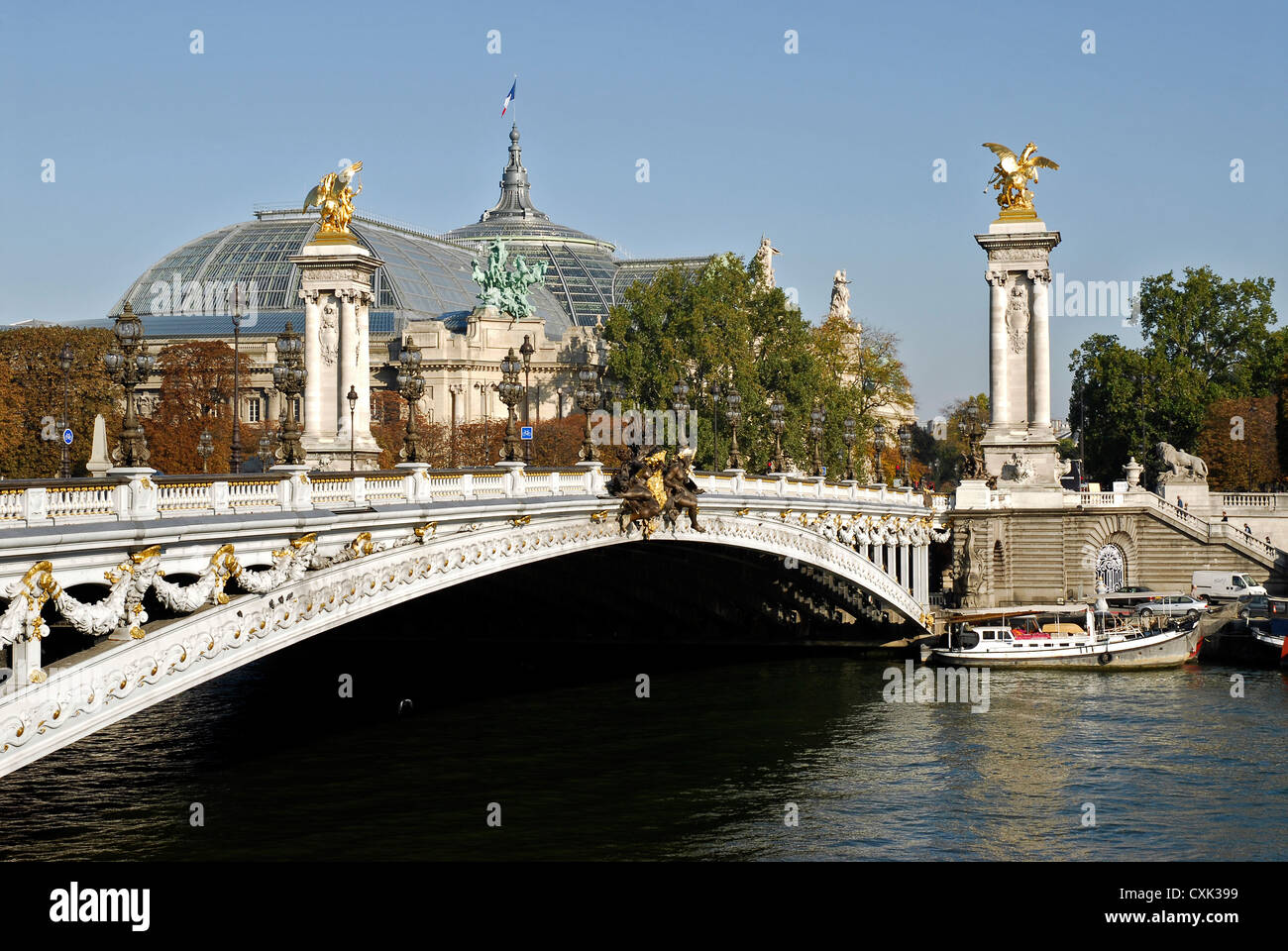 Alexandre III Brücke die Seine Fluss überquert. Das Grand Palais im Vordergrund Stockfoto