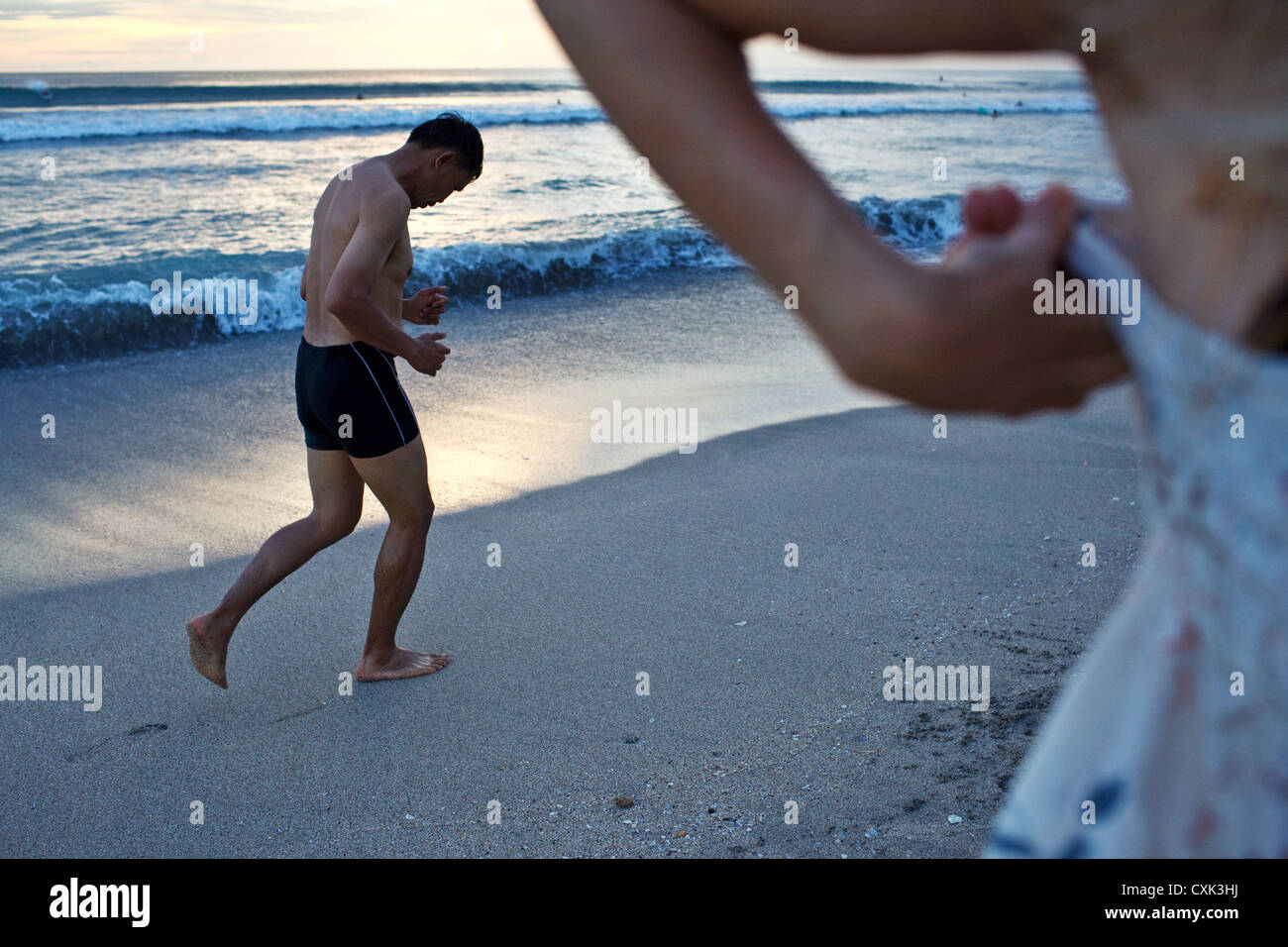 Menschen Joggen am Kuta Beach, Kuta, Bali, Indonesien Stockfoto