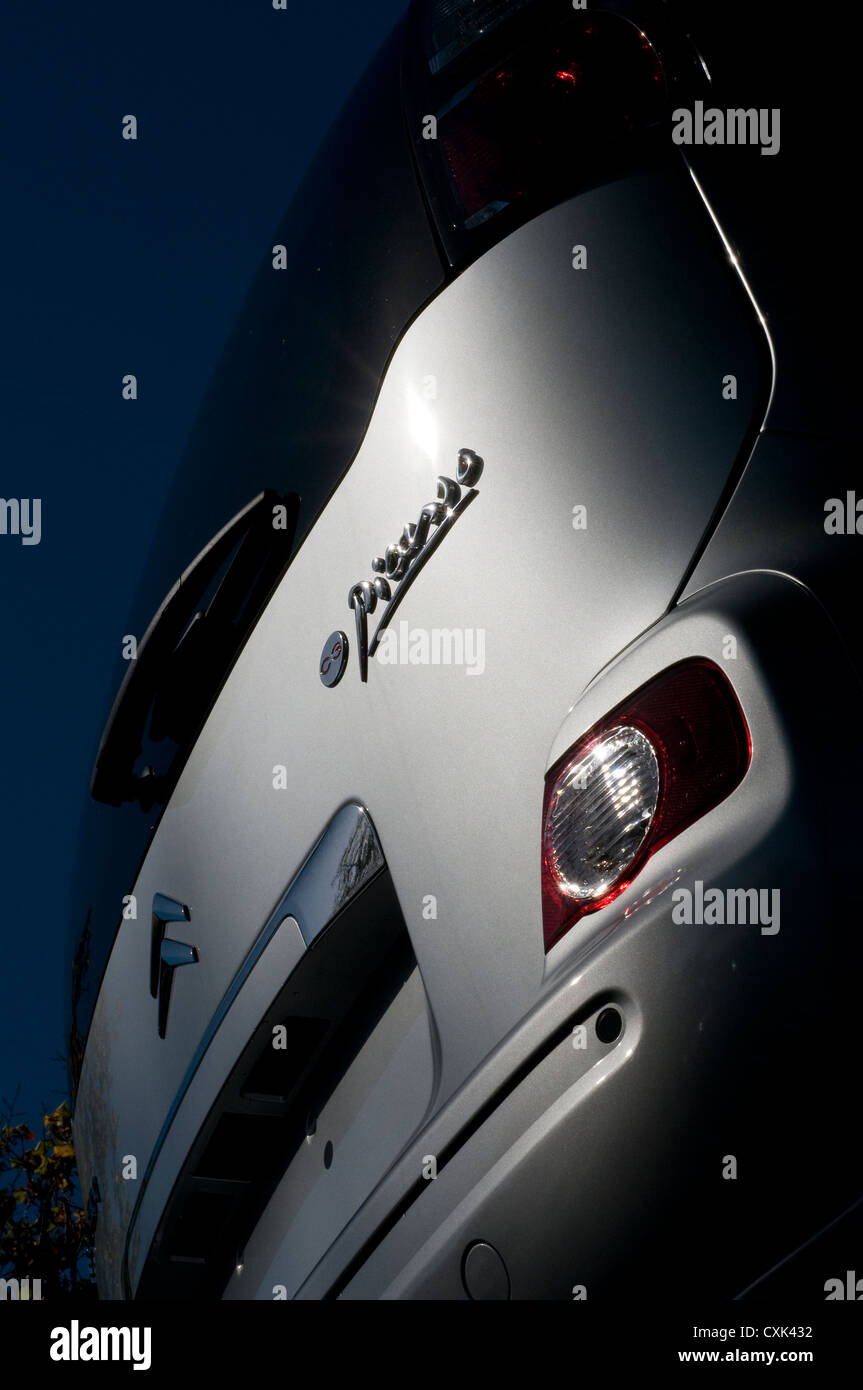 Citroen Autos, Citroen, Citroen c3, Citroen Autos, Citroen Select warten voraus, Asphalt, Fußgänger-Geschäft, geparkte Vorplatz, Garage, Stockfoto