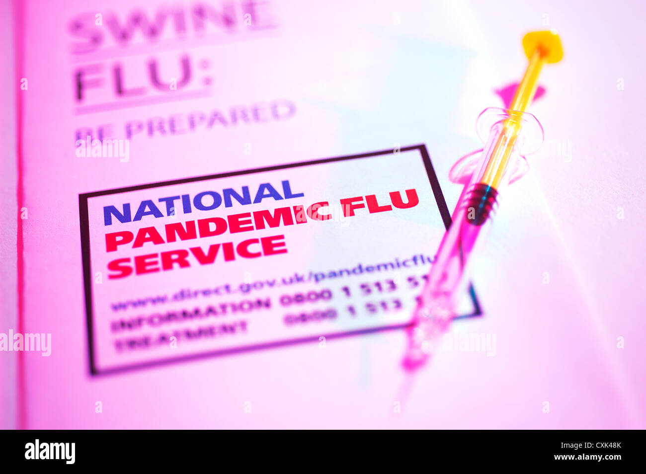 Schweine-Grippe vorbereitet nationalen Pandemie Service UK Regierung NHS Faltblatt mit einer Nadel und Spritze der Grippe-Impfstoff Stockfoto Schweine-Grippe vorbereitet nationalen Pandemie Service UK Regierung NHS Faltblatt mit einer Nadel und Spritze der Grippe-Impfstoff Stockfoto