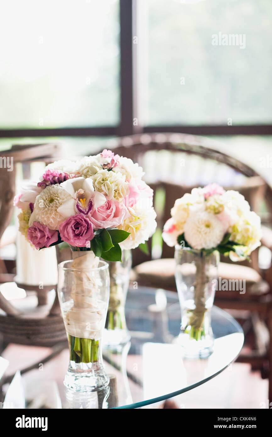 Blumenstrauss an Tischen bei Hochzeit, Toronto, Ontario, Kanada Stockfoto