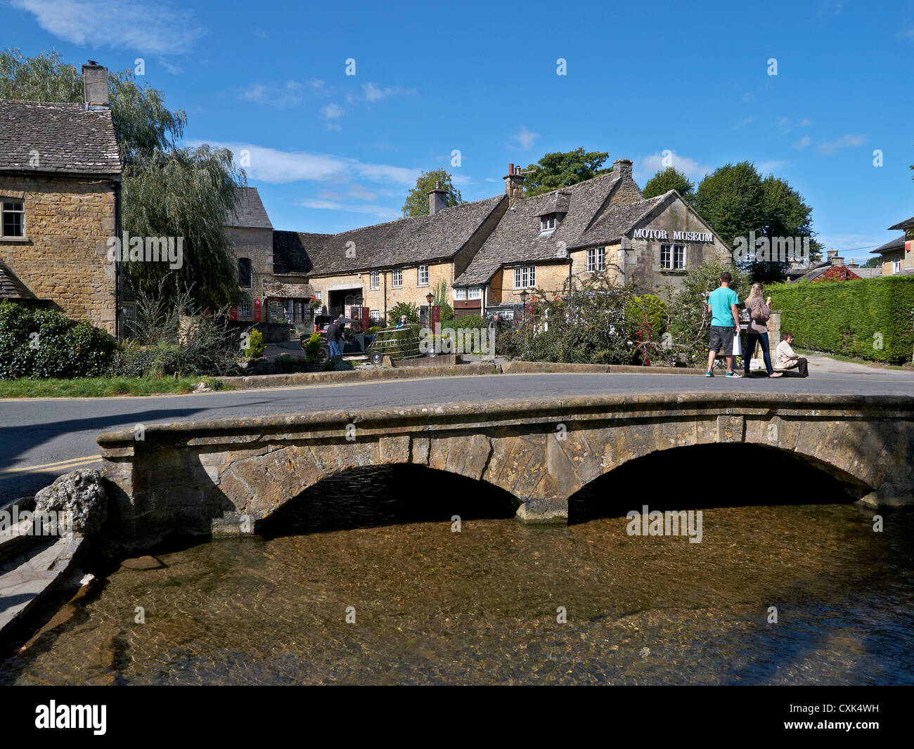 Bourton auf dem Wasser. Das malerische und beliebte Touristenziel von Bourton am Wasser Cotswolds England Großbritannien Stockfoto