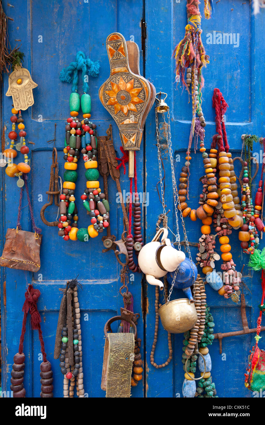 Schmuck und Schmuckstücke auf blaue Tür in Essaouira, Marokko Stockfoto