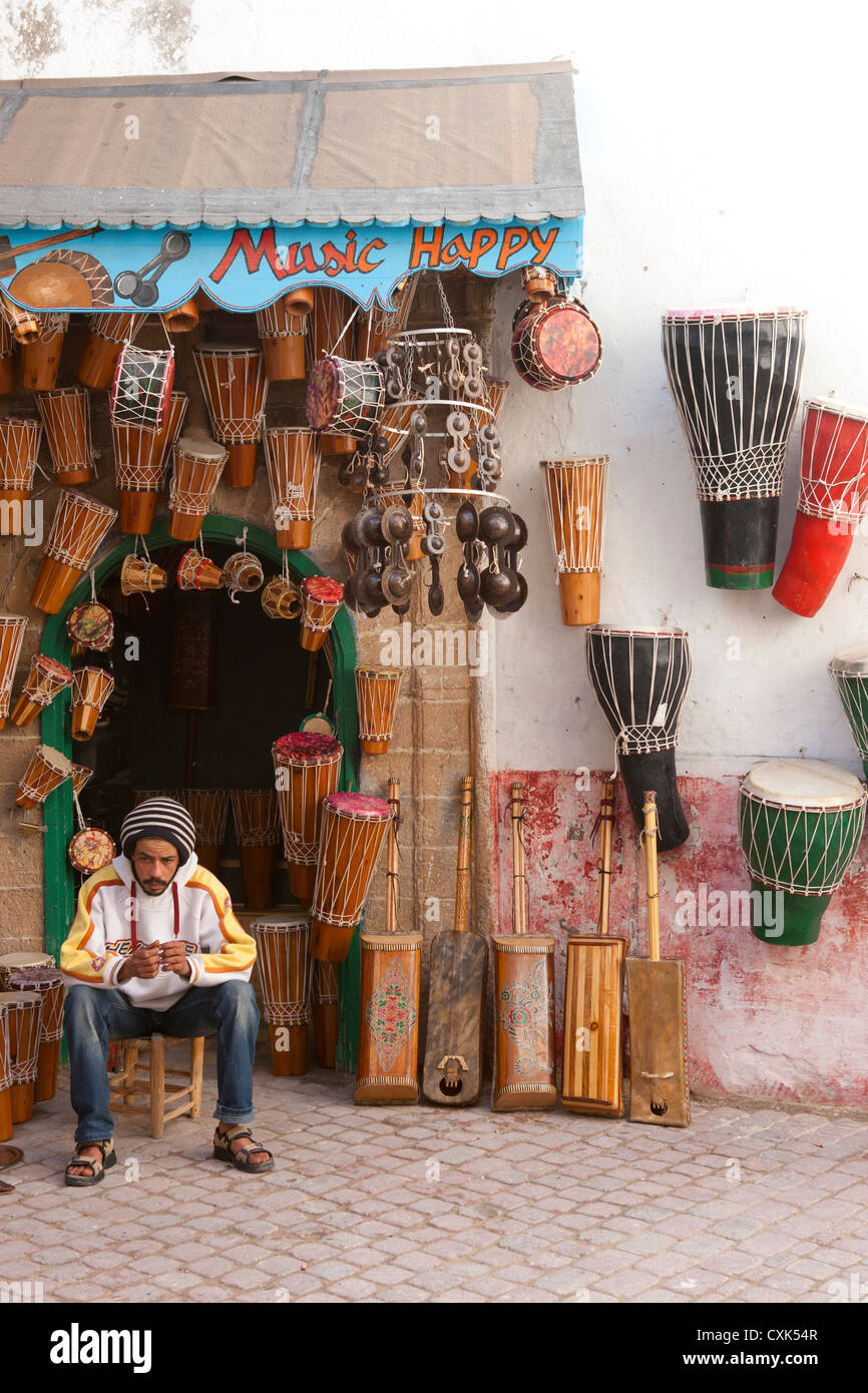 Mann verkauft Musikinstrumente außerhalb traditionelle Trommel shop Essaouira, Marokko Stockfoto