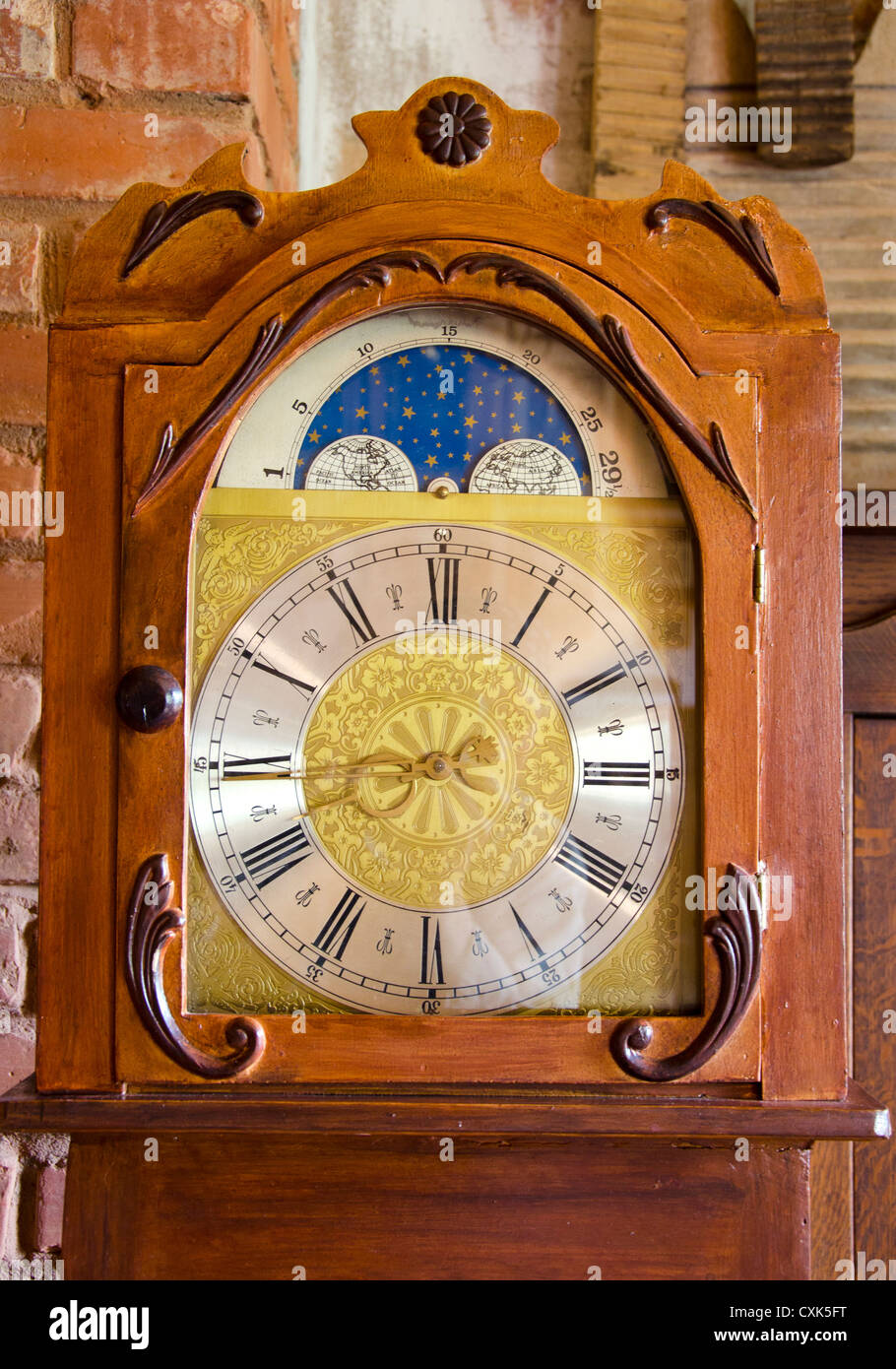 Antike und reich verzierte Uhr in Raum Stockfoto