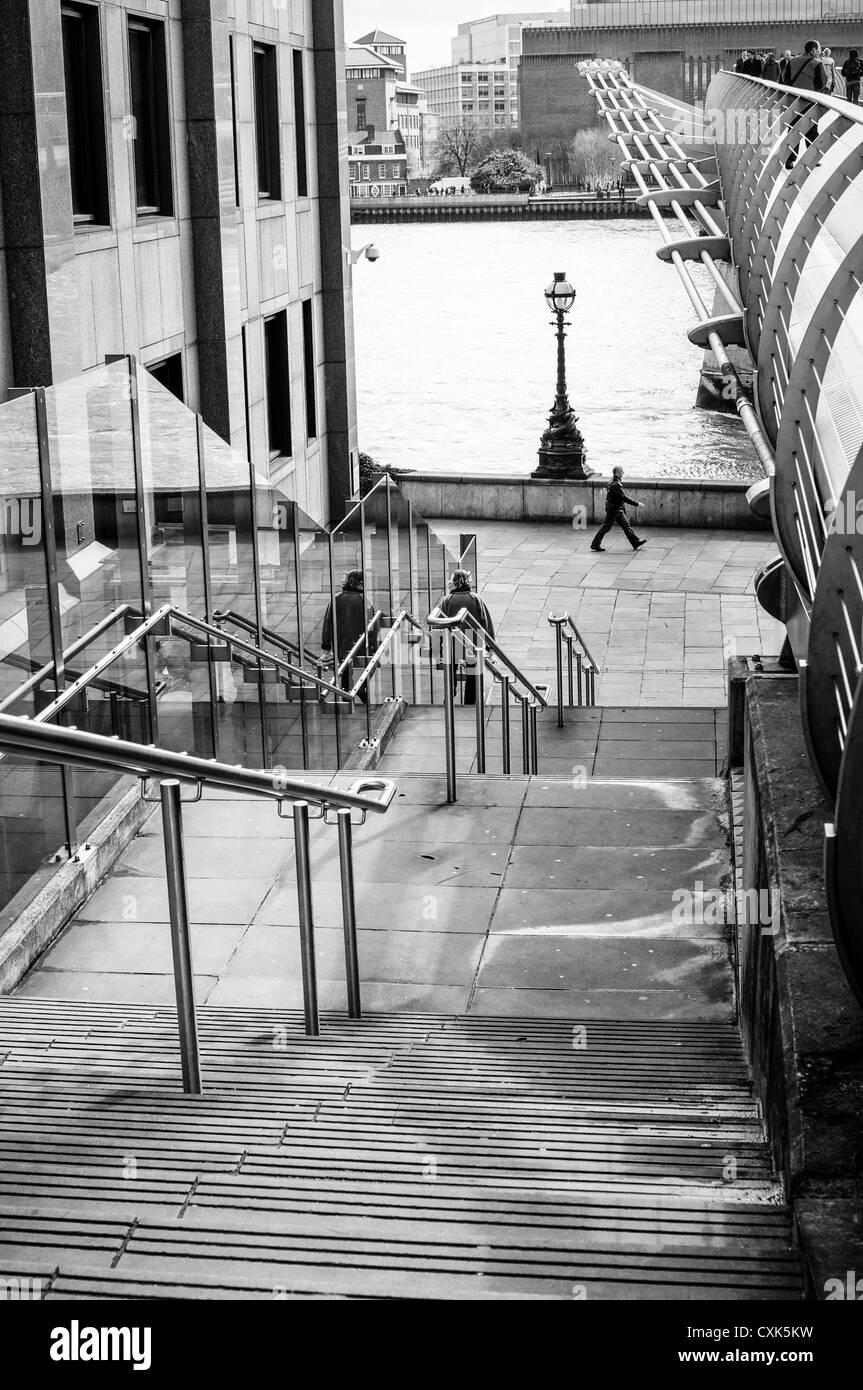Treppe neben der Millennium Bridge die Themse in London, England. Stockfoto