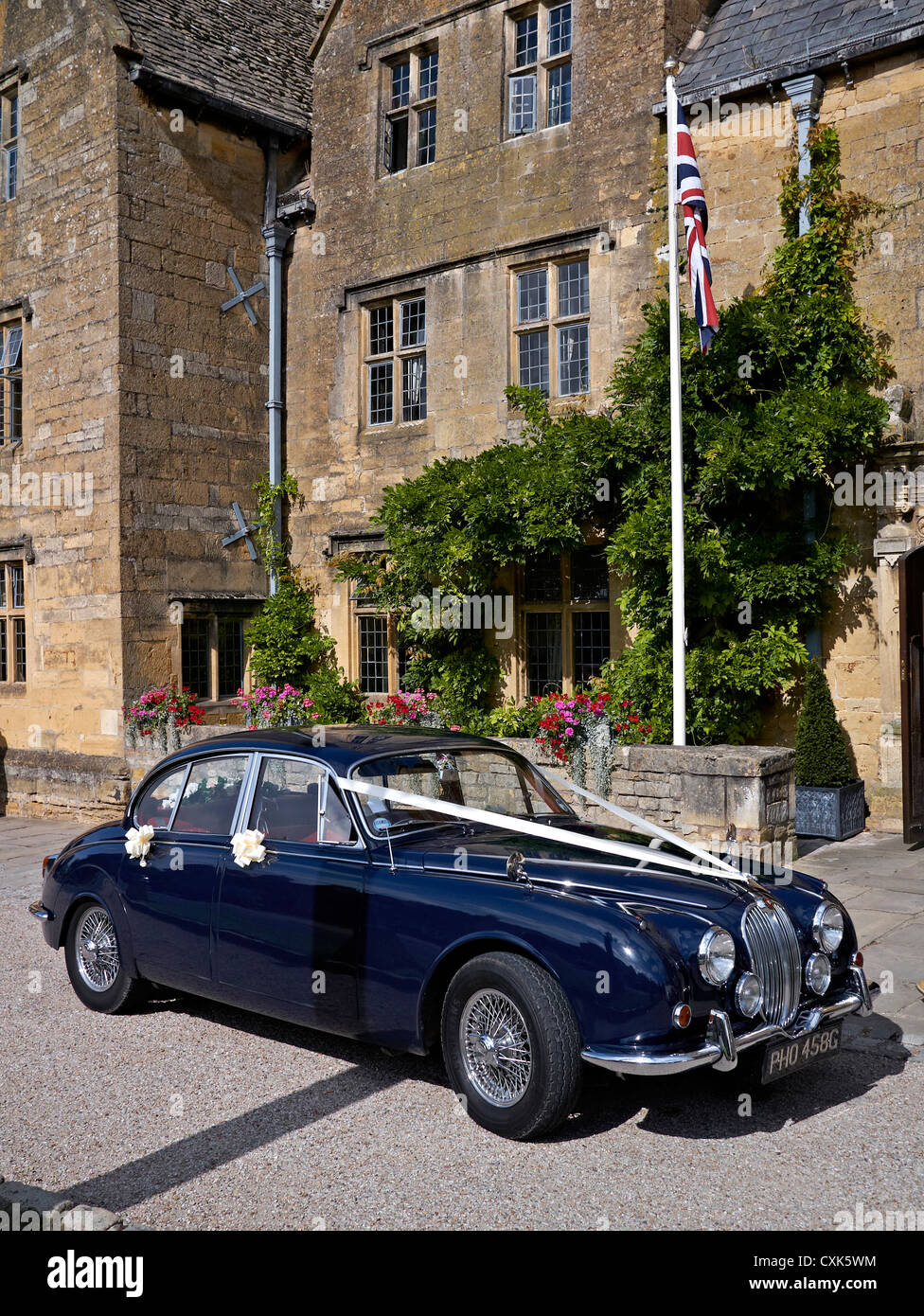 Auf dem Vorplatz des Lygon Arms Hotels steht ein Hochzeitswagen mit Jaguar MK11-Limousine. Broadway Cotswolds England Großbritannien Stockfoto