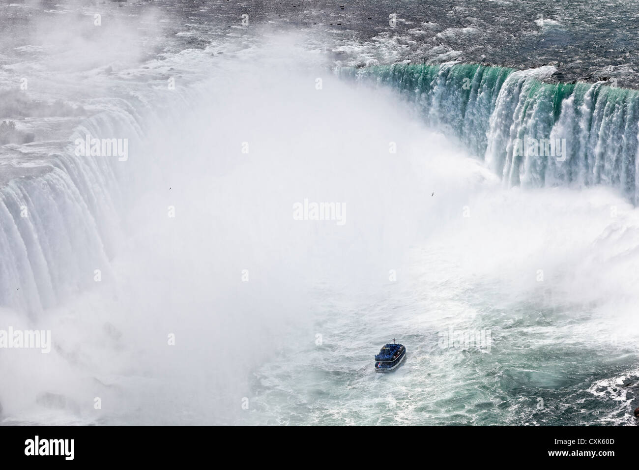Mädchen des Nebels an den Horseshoe Falls, Niagara Falls, Ontario, Kanada Stockfoto