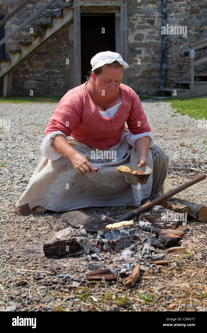 Historischen Demonstration; Herstellung Johnnycakes am Fort Ticonderoga, Lake Champlain, New York Stockfoto