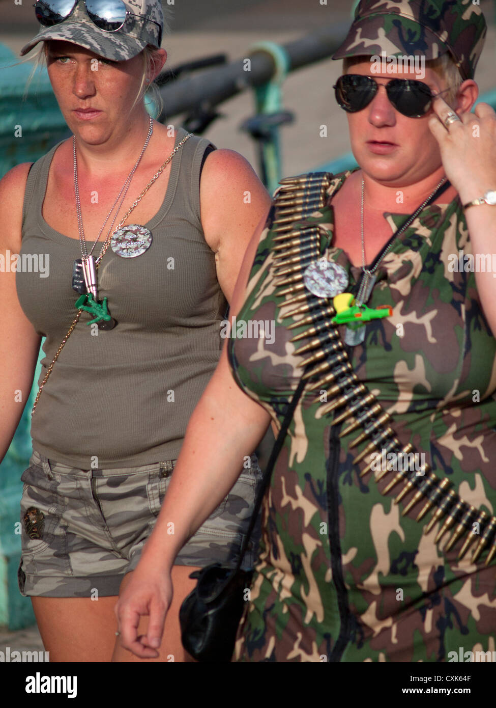 Ein Junggesellinnenabschied gekleidet wie Soldaten entlang der Strandpromenade in Brighton Fuß. Stockfoto