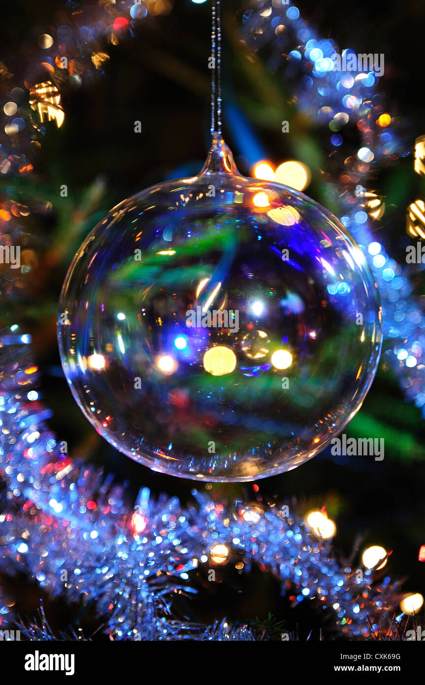 Eine Christbaumkugel - eine Weihnachts-Dekoration auf einem Weihnachtsbaum UK Stockfoto