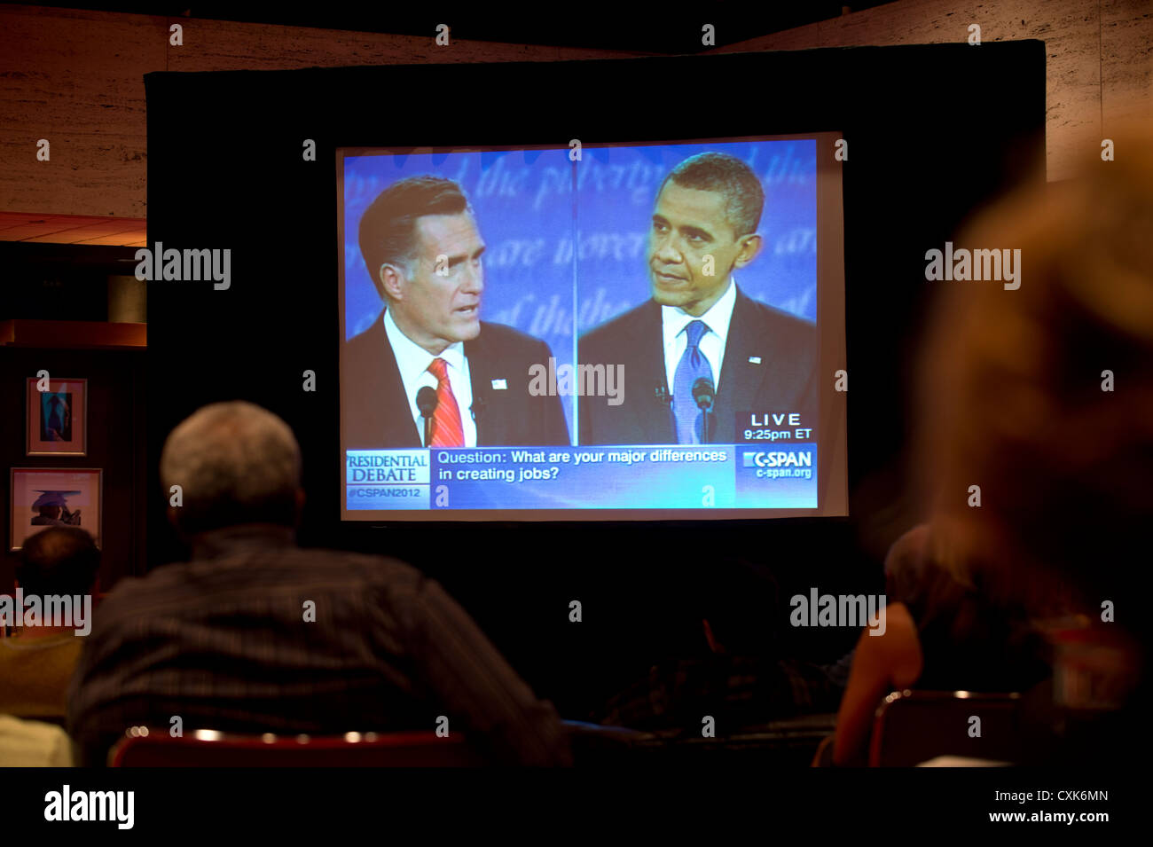 Wähler wahrscheinlich Uhr Großbild-TV zeigt Fernsehdebatte zwischen US-Präsidentschaftskandidaten Barack Obama und Mitt Romney Stockfoto