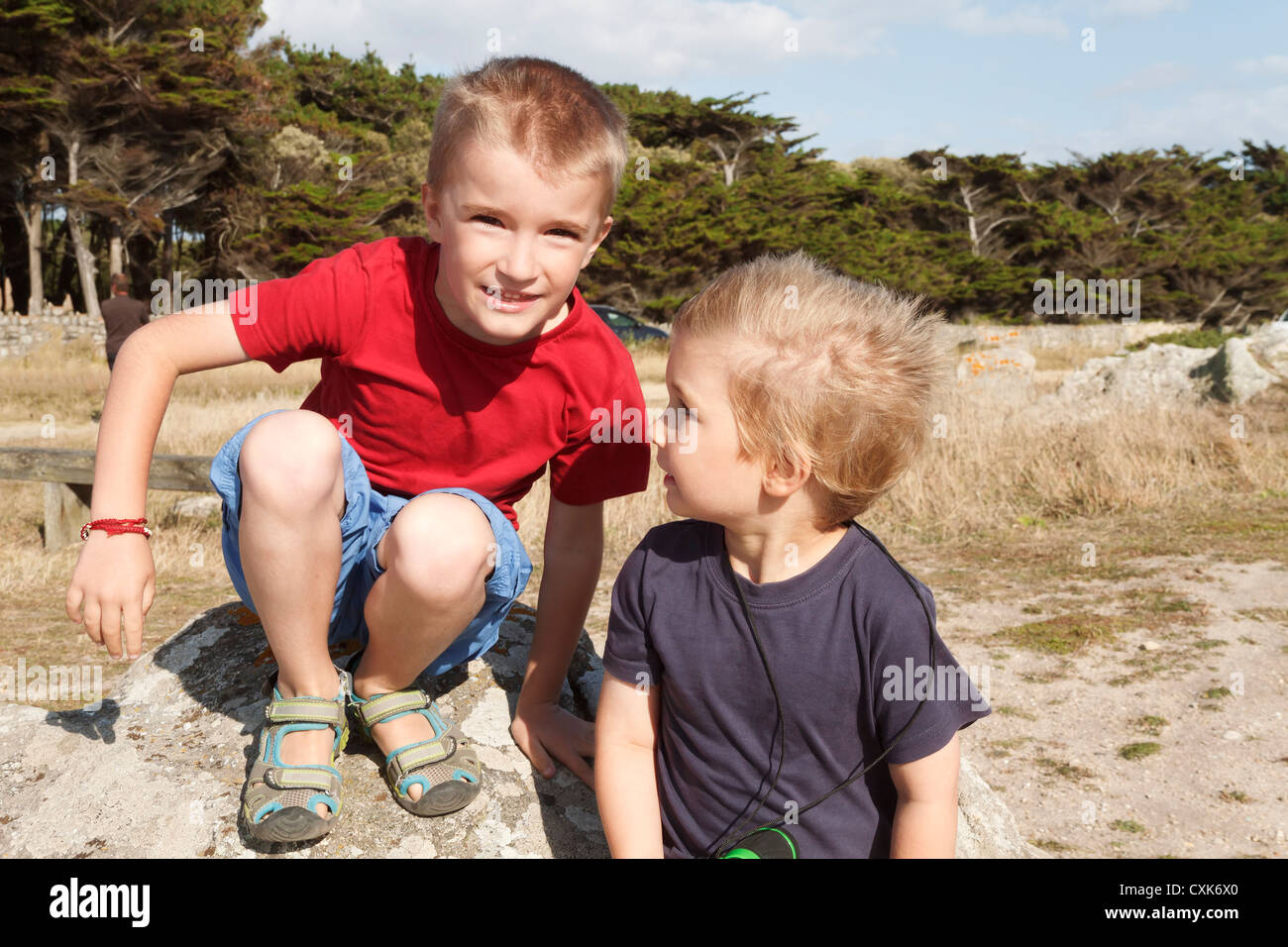 Zwei Jungs (4-7) hängen, Batz Sur Mer, Frankreich. Stockfoto