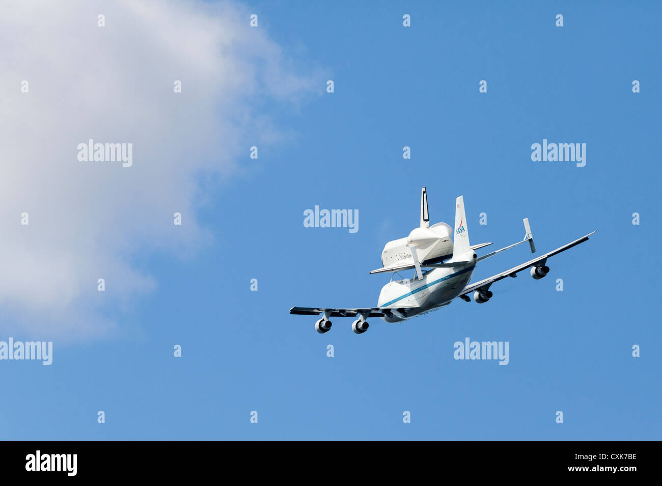 Das Space Shuttle Enterprise fliegt Huckepack auf einem Jet in den Himmel. Stockfoto