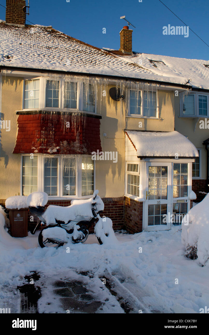 Schnee in Großbritannien, Winter 2010: Eiszapfen decken ein Hauses in Tattenham Corner, Surrey. Stockfoto