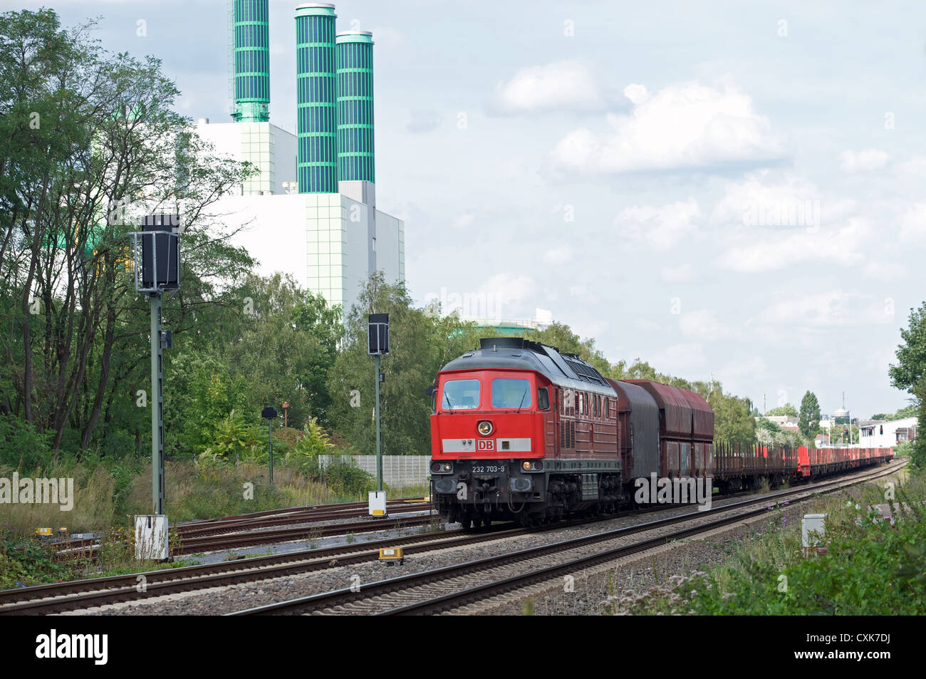 Güterzug und State-of-the-Art Gas-Kraftwerk mit Solaranlagen ausgestattet, um die Schornsteine Stockfoto