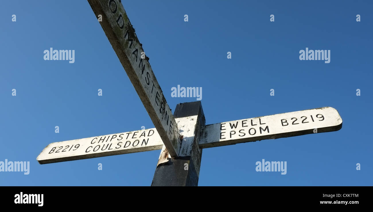 Alte hölzerne Straßenschild in Surrey, Großbritannien Stockfoto