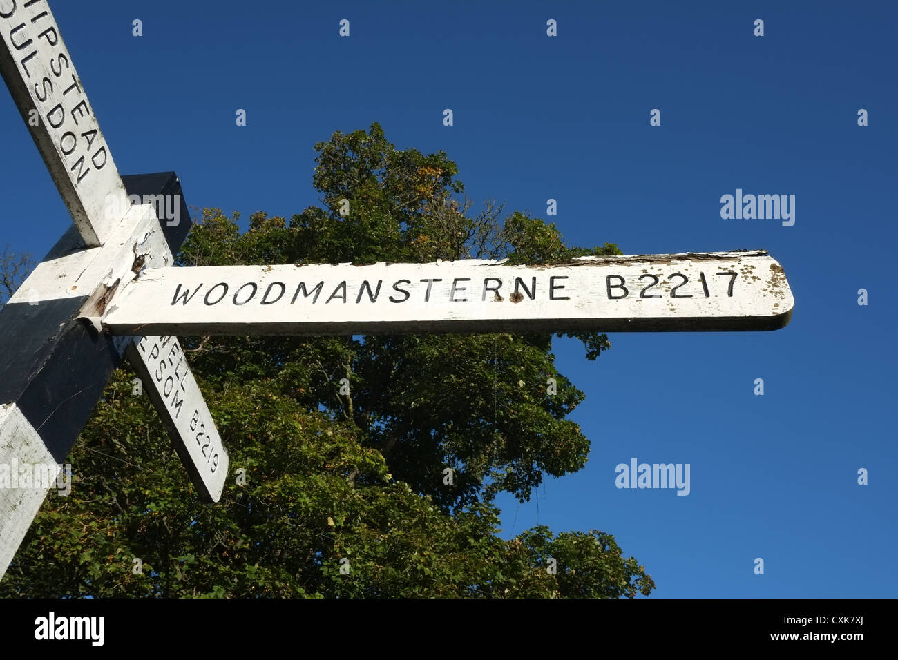 Alte hölzerne Straßenschild in Surrey, Großbritannien Stockfoto